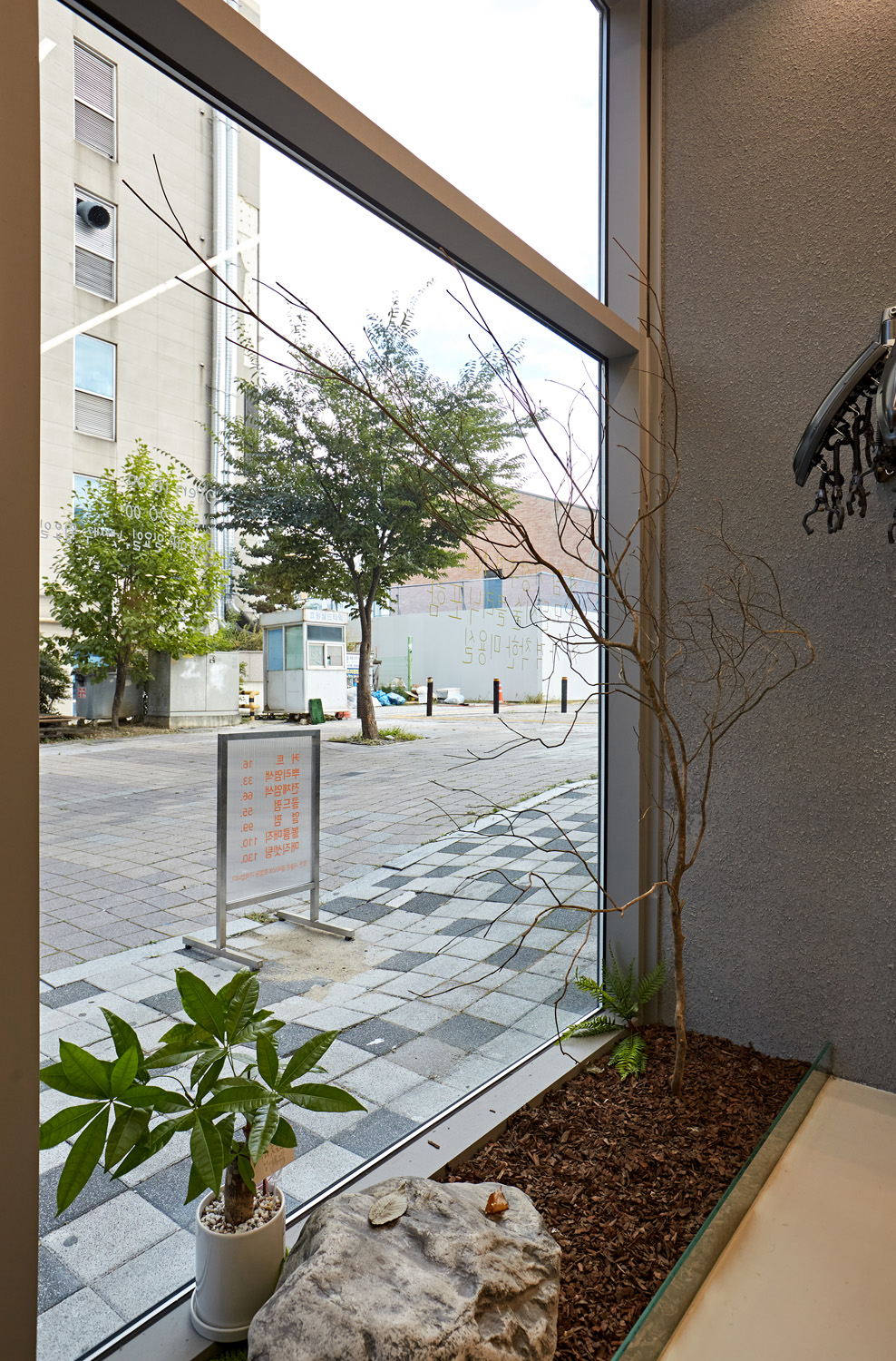 现代简约风格的 15 平米小型美容室设计-16