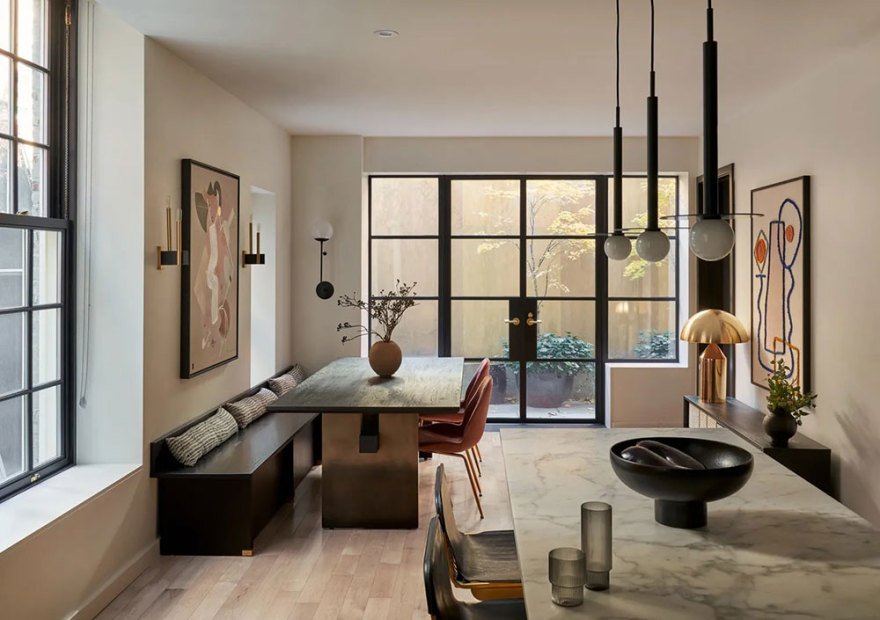 带有黑色细节和精致装饰的温馨现代纽约公寓-6