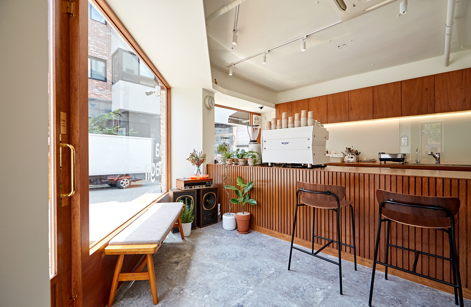 首尔“一巷设计”12 平米白色系个性咖啡厅-11