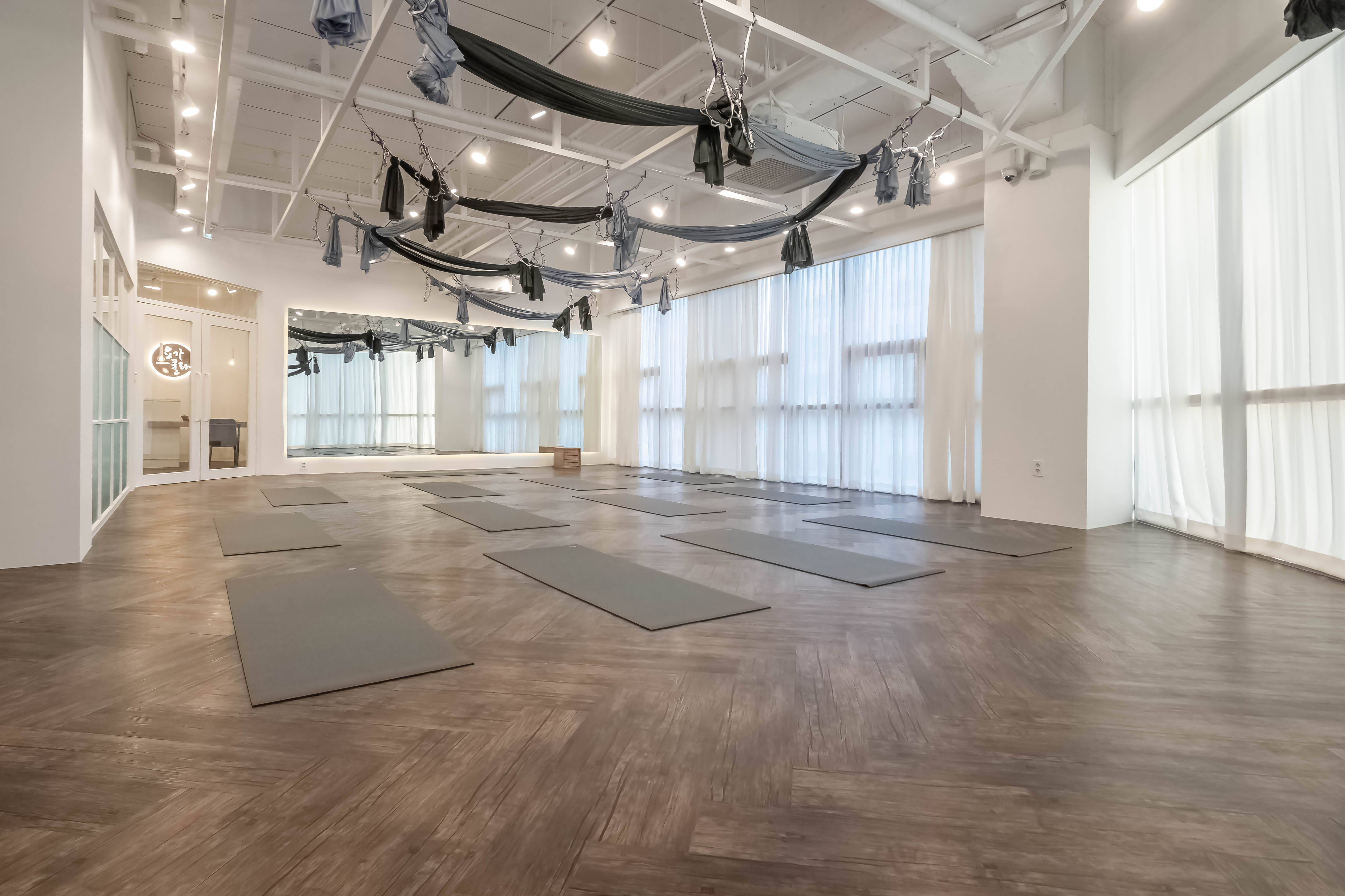 45 平米瑜伽室，极简设计诠释宁静空间-6