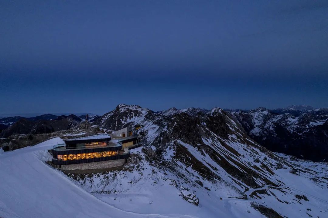 高山现代主义餐厅 | 融入自然的有机建筑设计-10