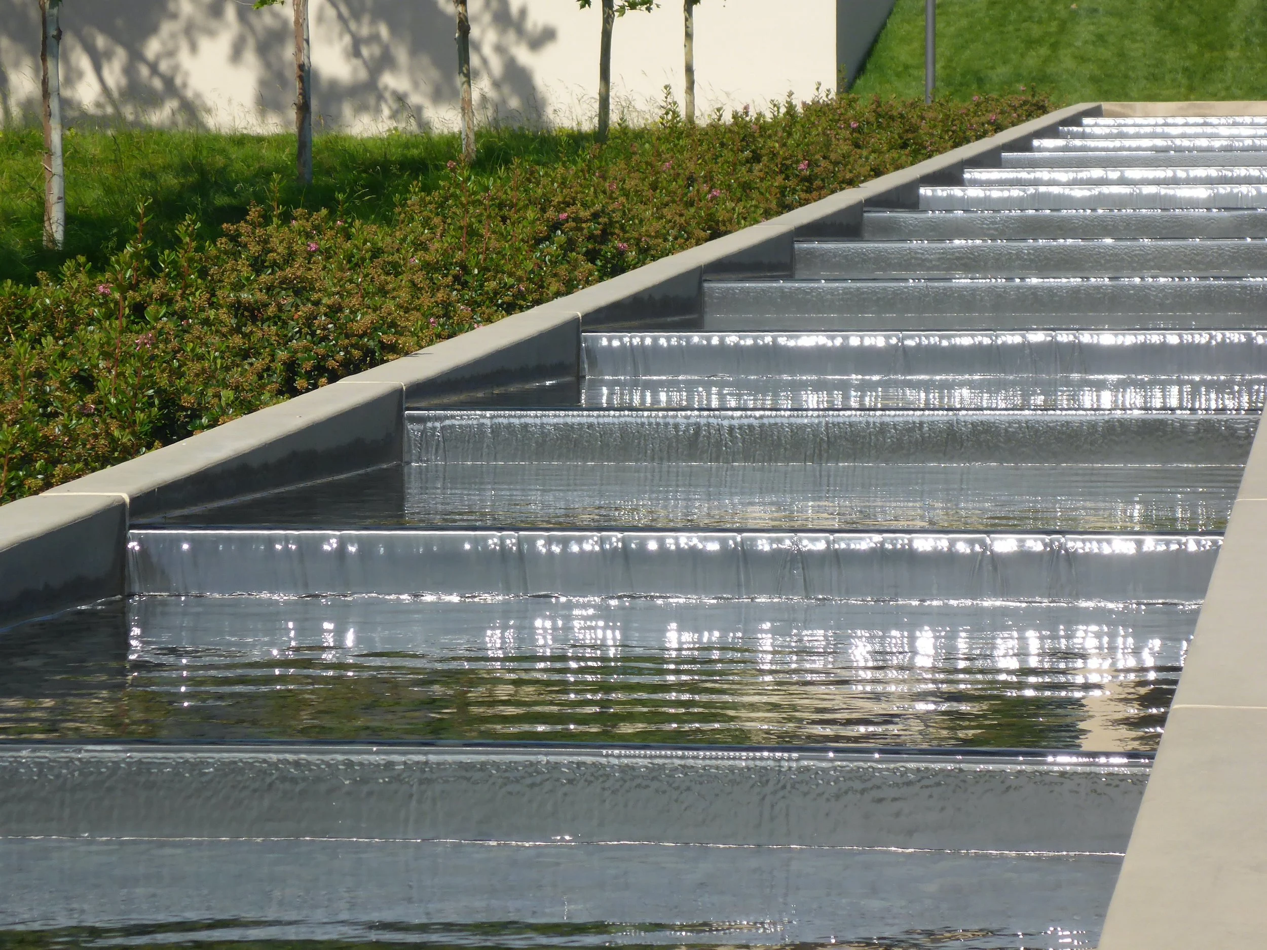 威睿校园

注：VMware一般译为威睿 ，是一家全球著名的云计算和虚拟化技术提供商Campus常见释义为校园  丨Form 4,PWP-25