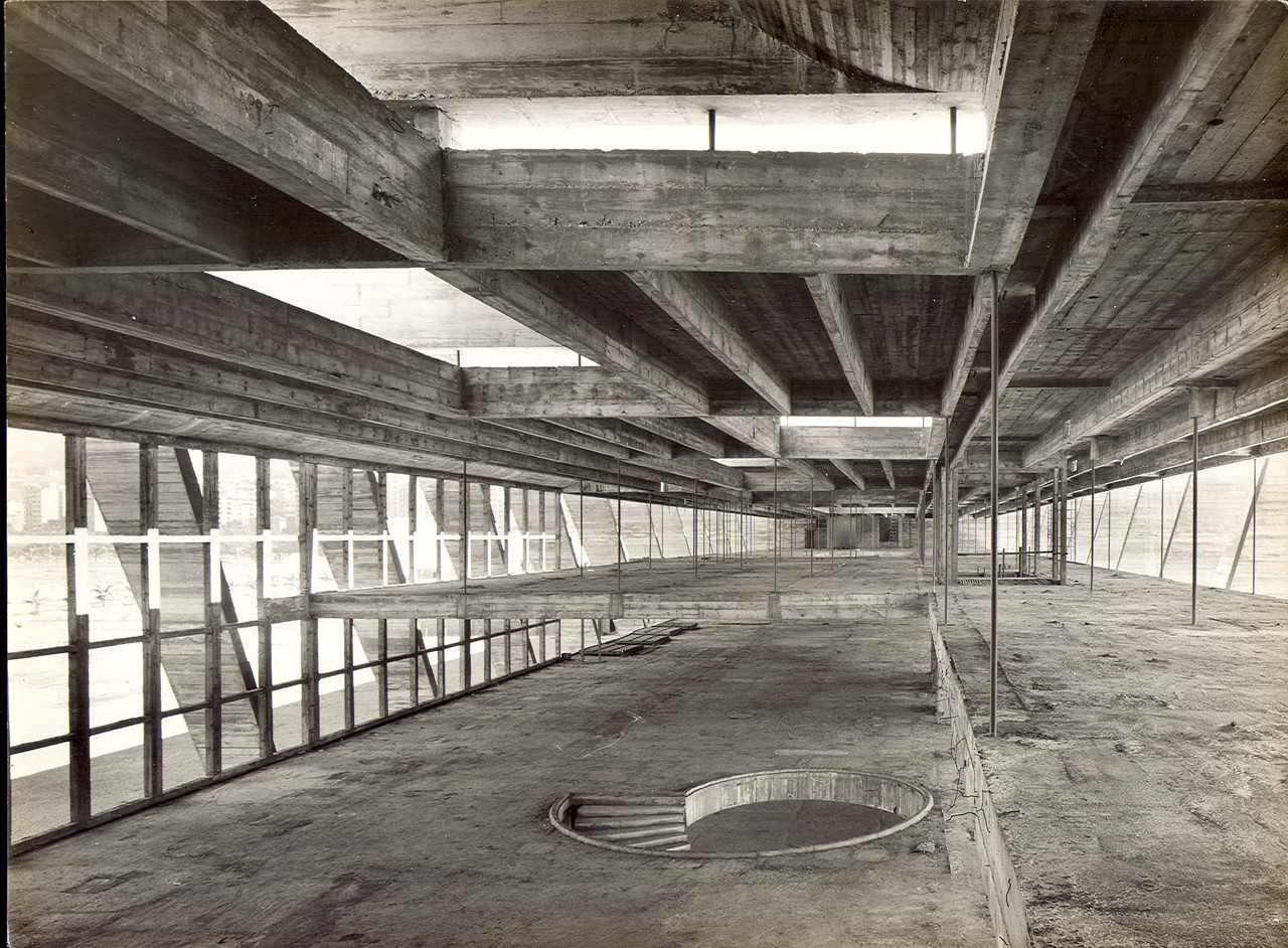 巴西里約熱內盧現代藝術博物館：建築大師 Affonso Eduardo Reidy 採V形柱列、懸吊樓板，打造現代主義建築經典 | FAM-66