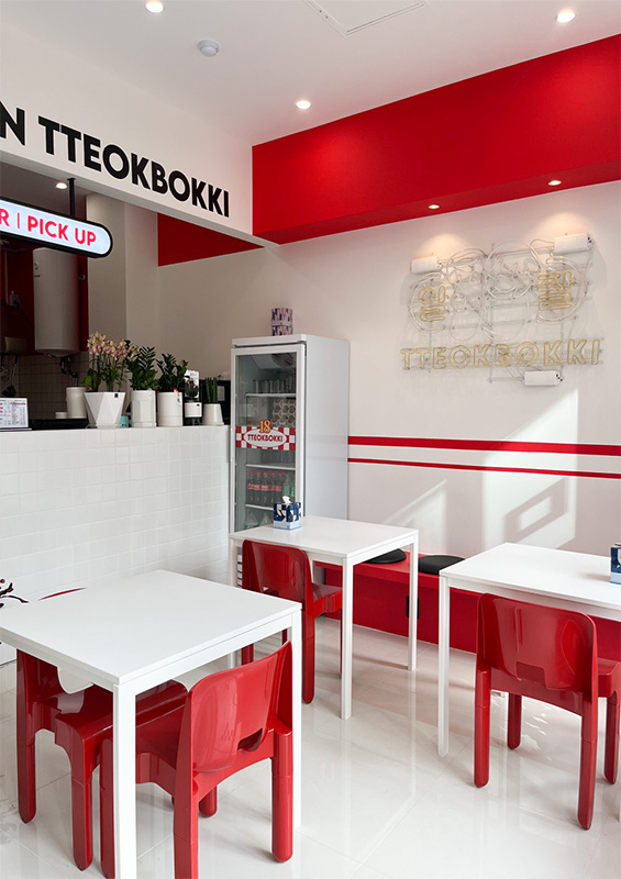 首尔韩式炒年糕餐厅 | 白色与红色的时尚碰撞-10