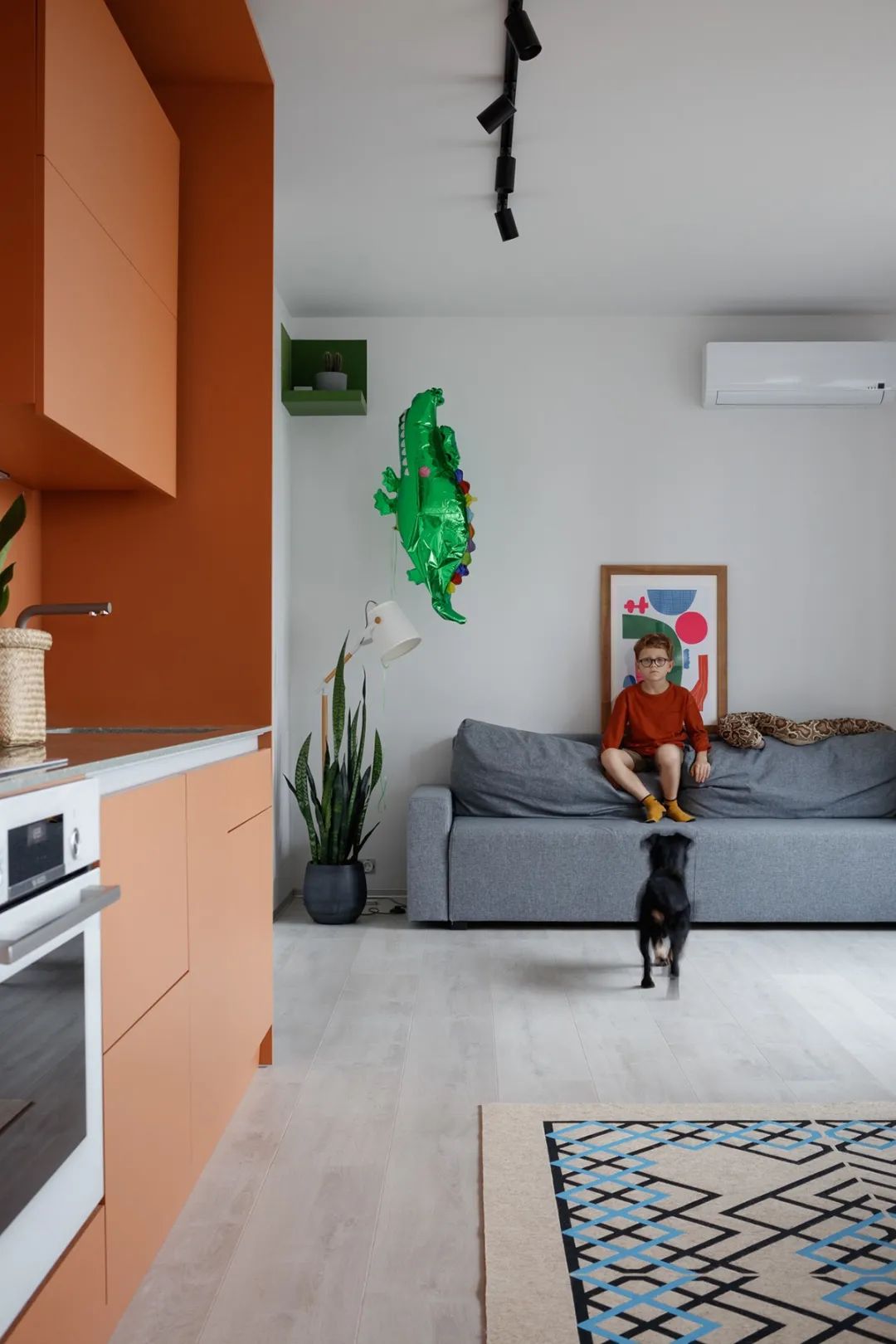 蓝橙碰撞的四口之家丨DVEKATI 设计团队-3