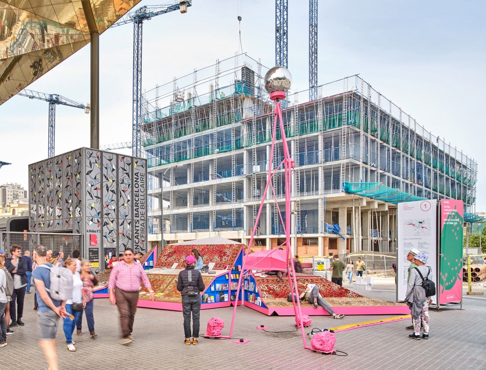 巴塞罗那快闪装置“游牧者集会”,激发市场互动-14