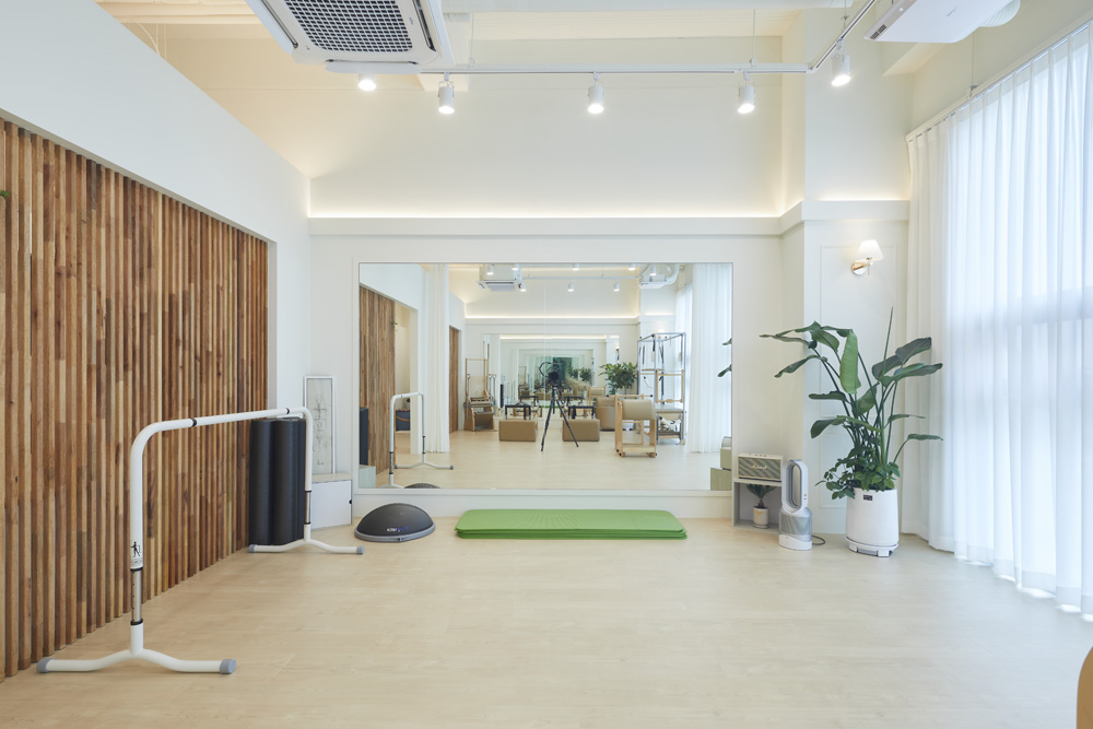 20 平米现代白色木纹健身房室内设计案例-4