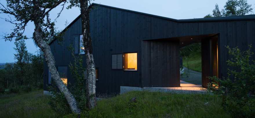 极地黑色木屋,融入大自然的冬季景观-46