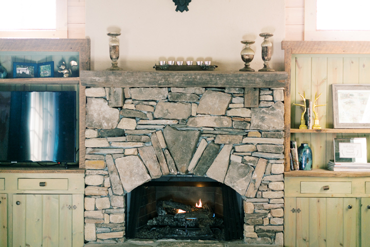 Stunning turquoise home called Acorn Falls Cottage built in the mountains by Ballard Design 由BallardDesign在山上建造的青绿色房子叫AcornFalls小屋。-31