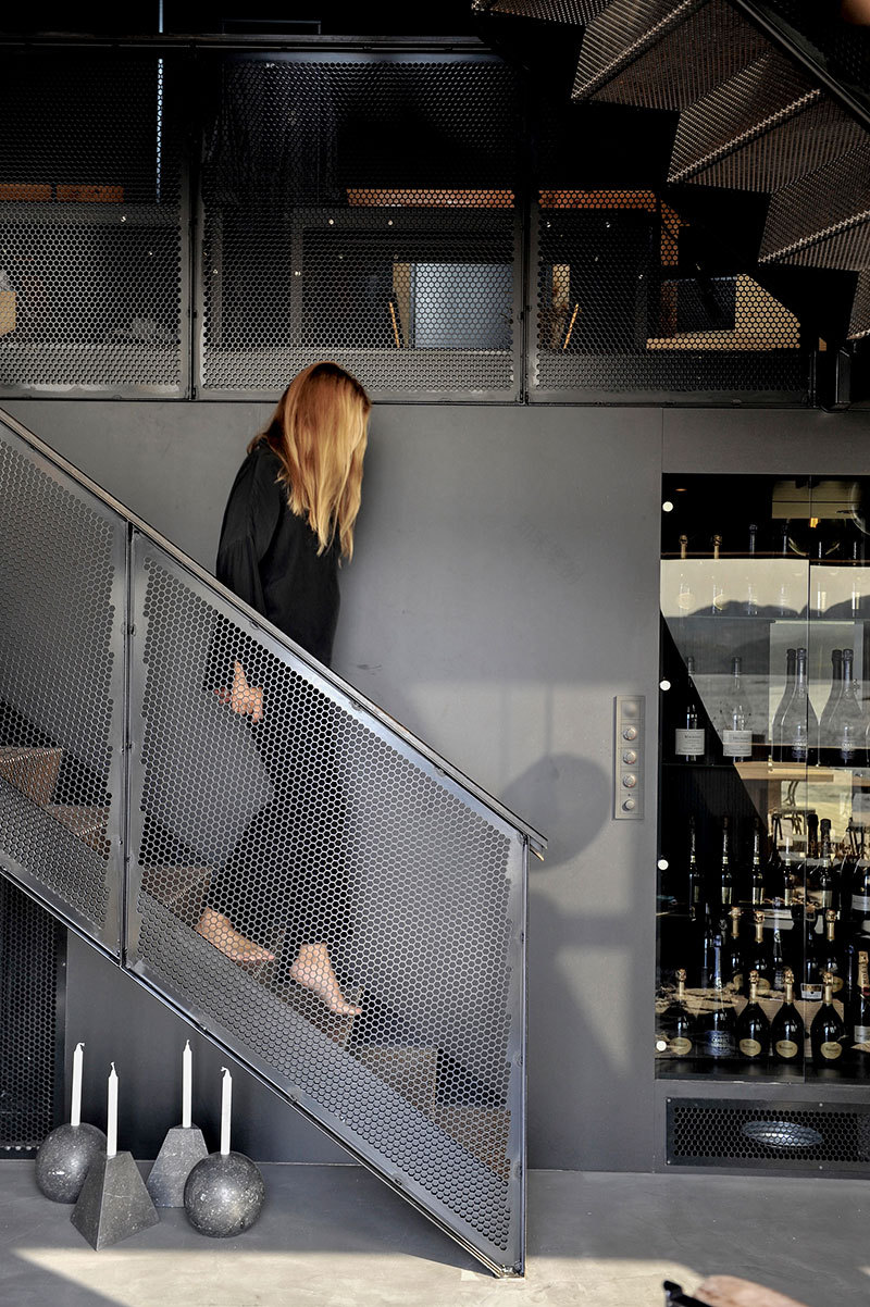 挪威海岸线上的黑色岩石住宅-10