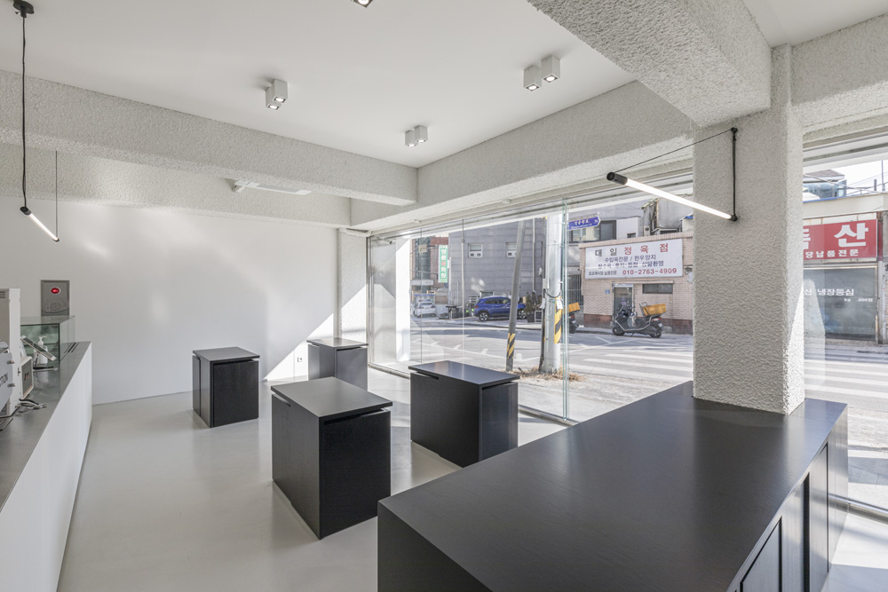 20 平米黑白极简咖啡馆设计，玩转空间魔法-10