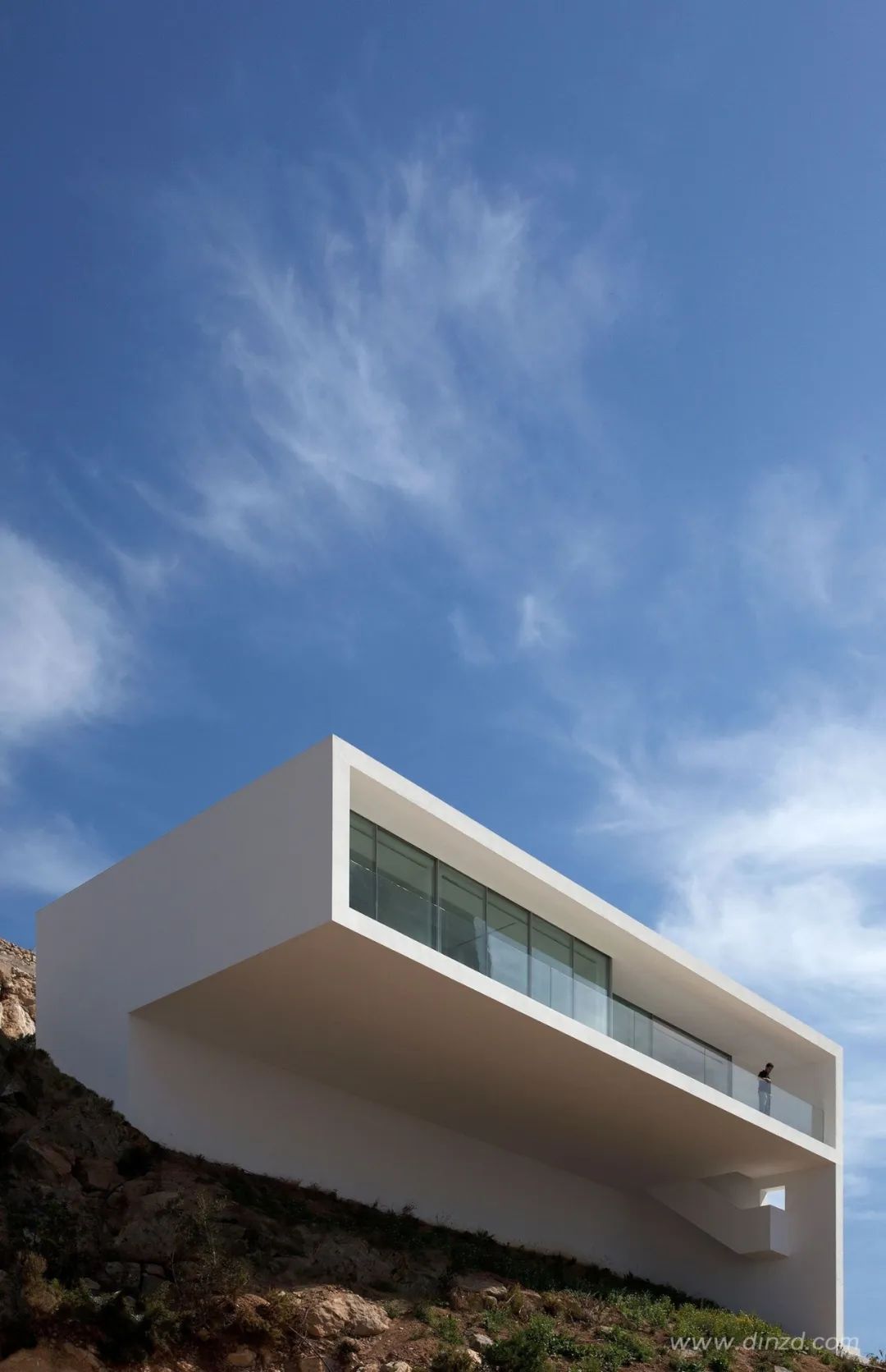 白色极简，融入自然的住宅设计-32