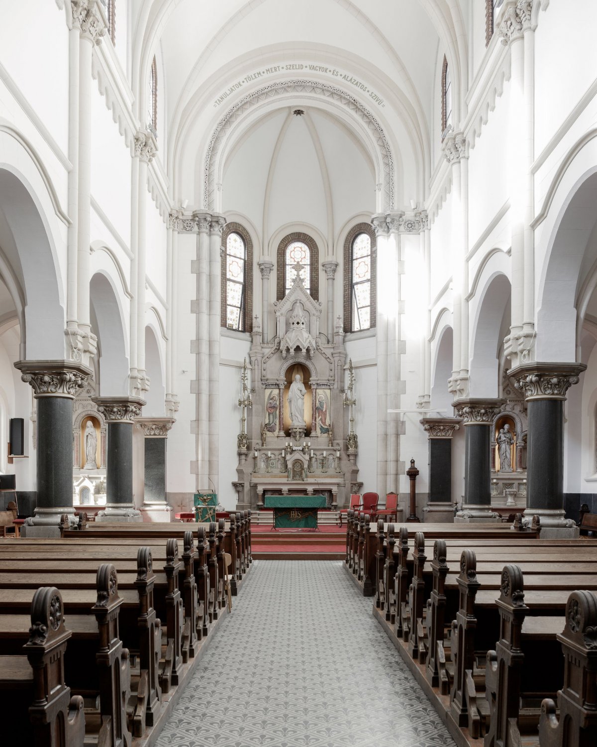 Sacral Spaces 教堂里面的神圣乐园-0