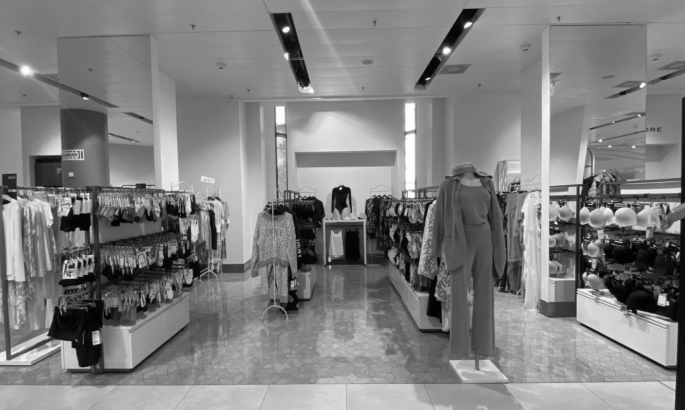 银座三越百货的咆哮角

注：TSUM常见指日本东京银座的三越百货（Mitsukoshi Ginza），这里推测 ROAR CORNER 指一个名为咆哮角的特定区域或角落具体也可结合实际场景进一步确定精准含义 丨DARYNA SHPURYK-19