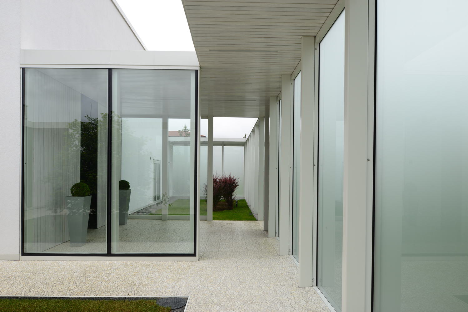 矛盾中的和谐,别墅设计实现隐私与透明共存-53