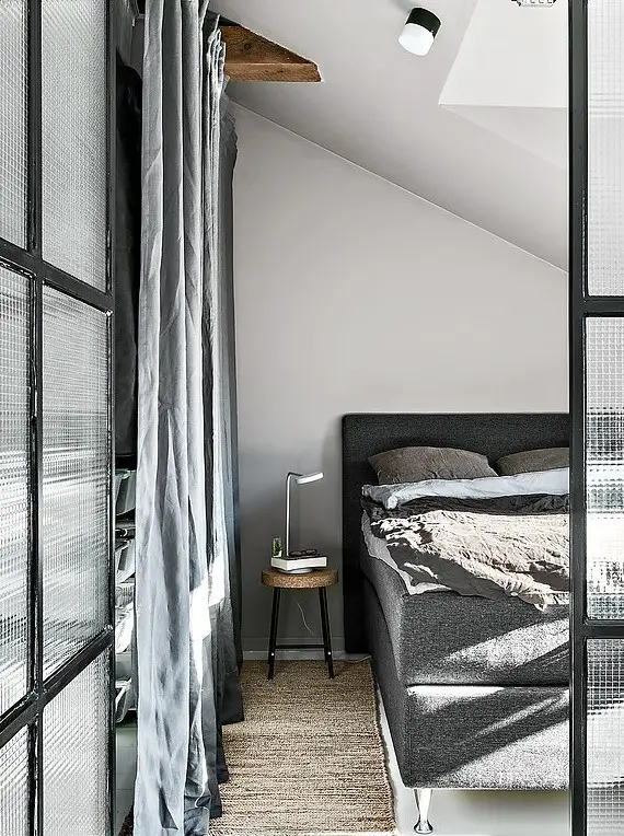 阁楼公寓的现代革新 | 玻璃隔墙与悬挂式吊床-14