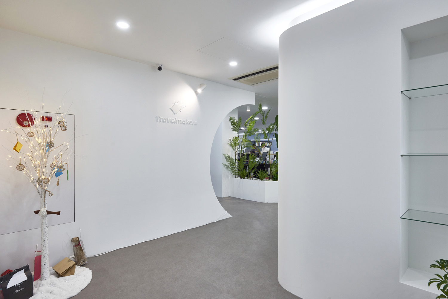 白色简约风办公室设计，70 平米平面空间焕发活力-3