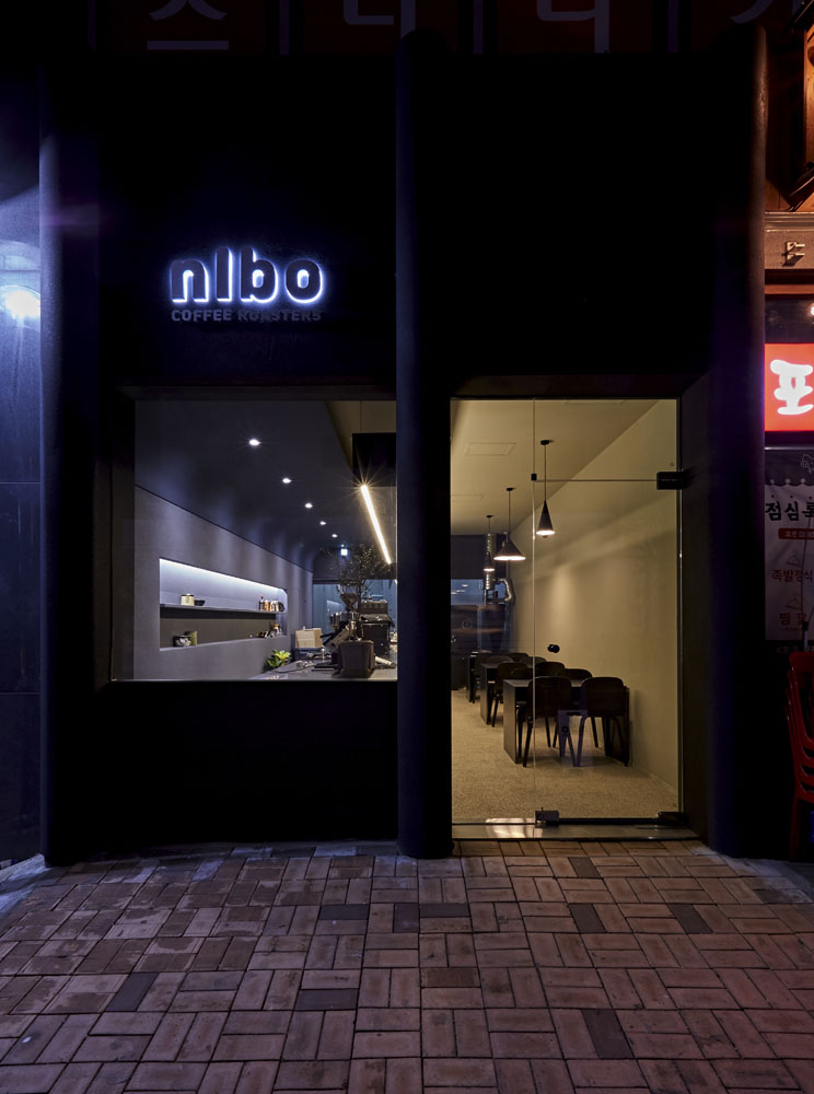 11 坪咖啡店，照明设计点亮黑色空间-2