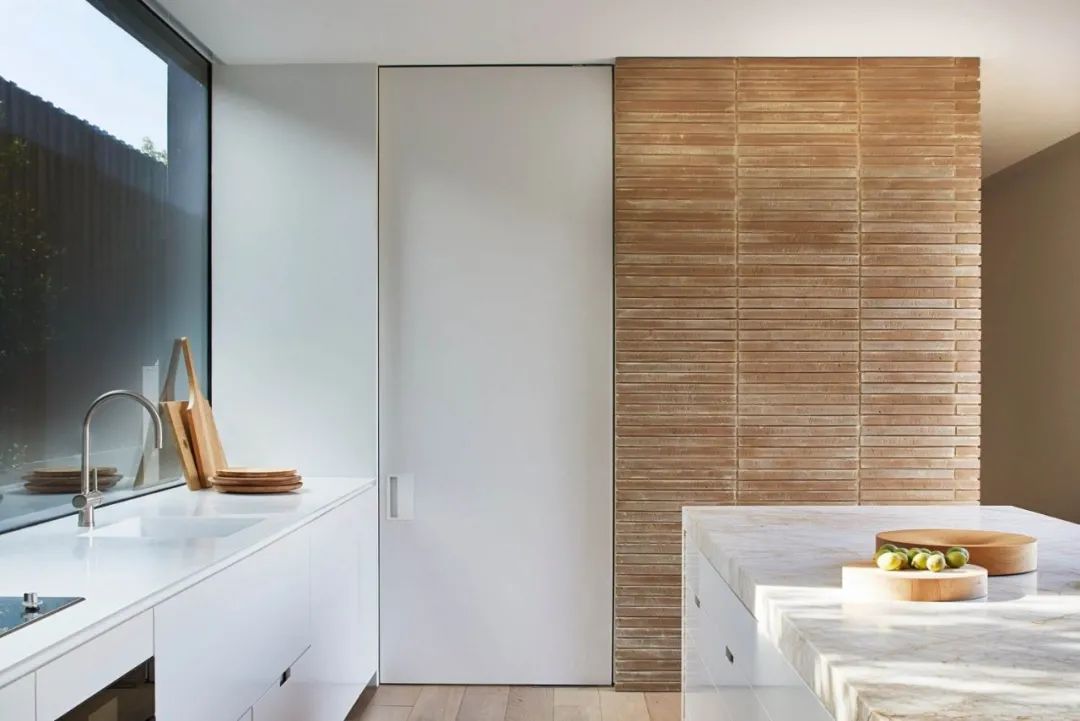 墨尔本 U 型现代别墅 | 坚固与温暖的二元探索-20