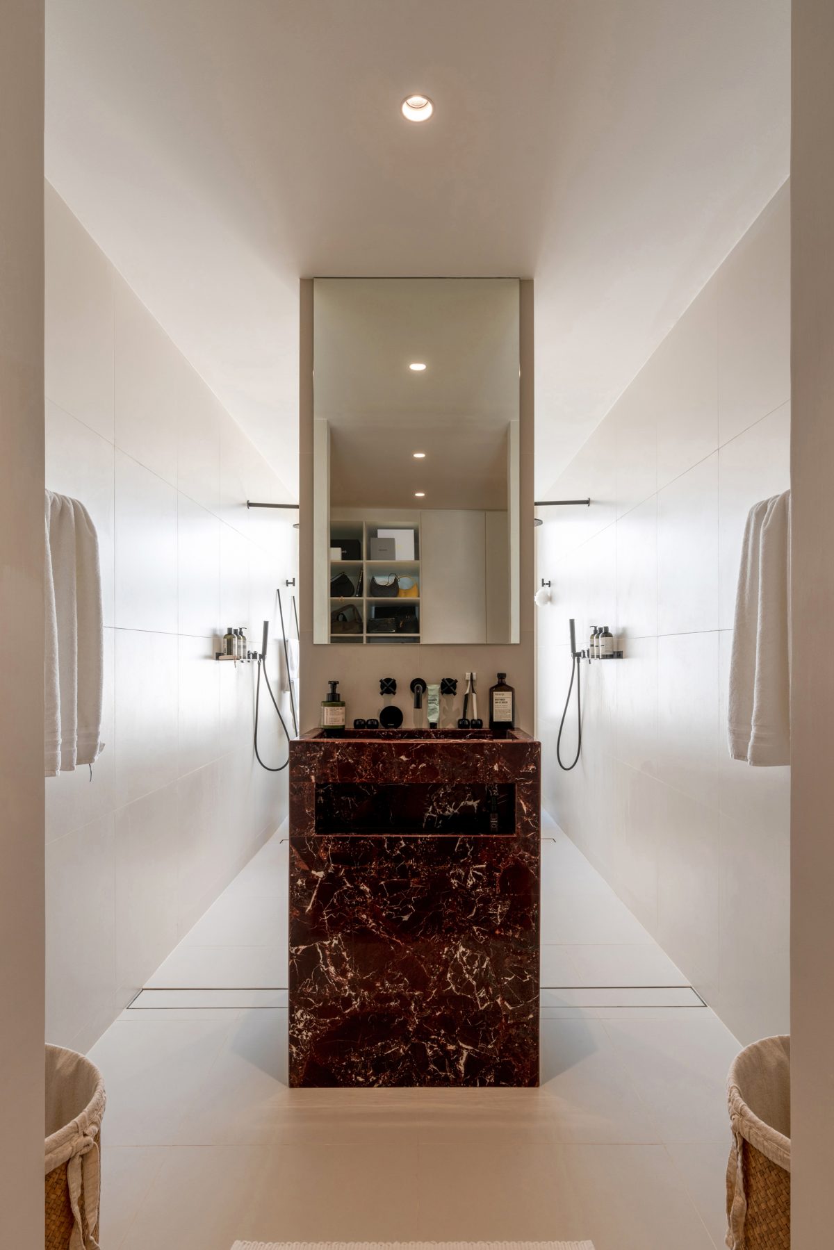 บ้านมินิมอล ของคู่รักนักออกแบบภายใต้กำแพงสีขาวสองผืน - room-10