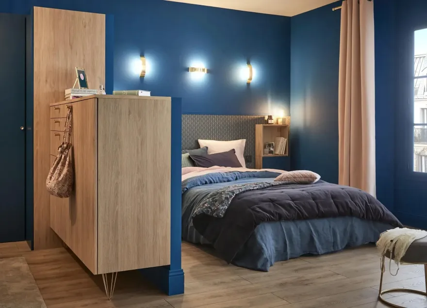 20m2 卧室里的艺术装饰开放式蓝色衣橱-12