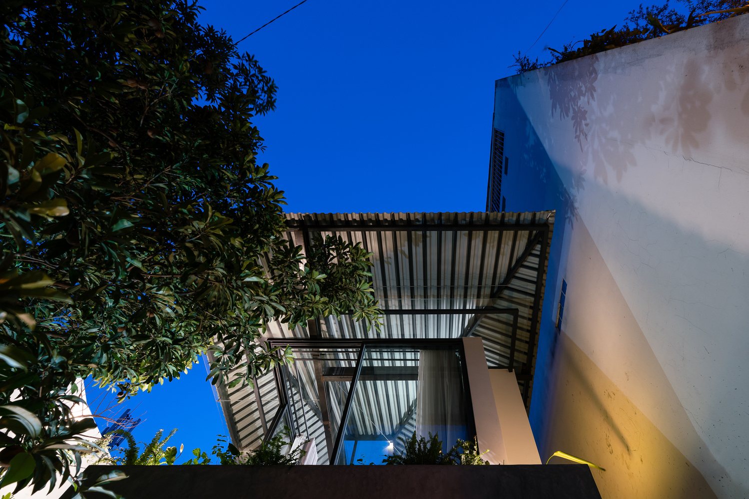 越南热带小院中的“遮阳伞”建筑-48