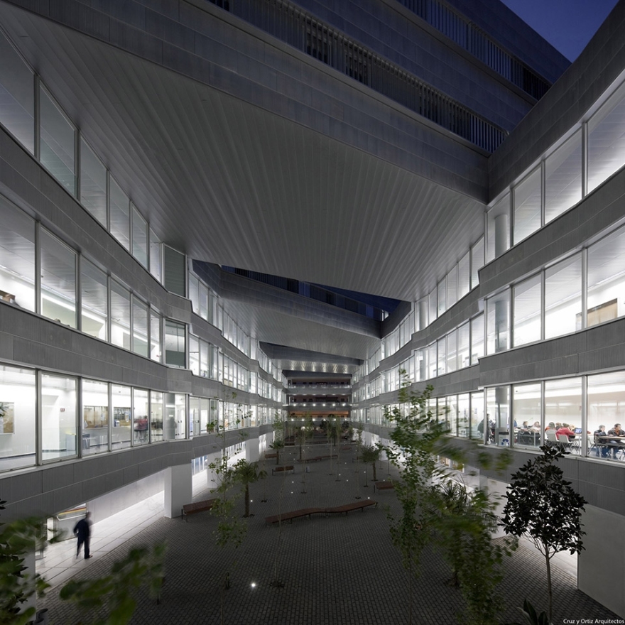 塞维利亚大学科学教育学院 · 创新的叠加建筑设计-32