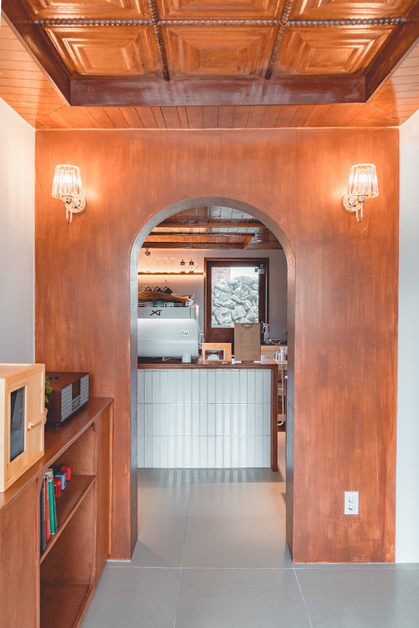 16 坪济州岛咖啡厅，舒适温馨的白色木质空间-8