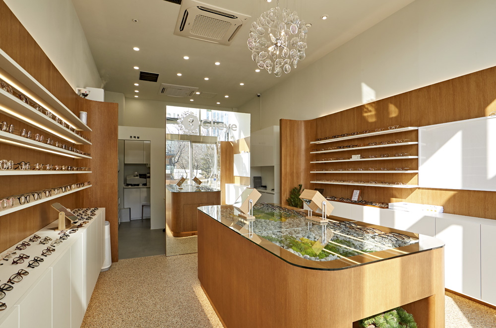 白色与木色，打造 11 平米极简眼镜店-6