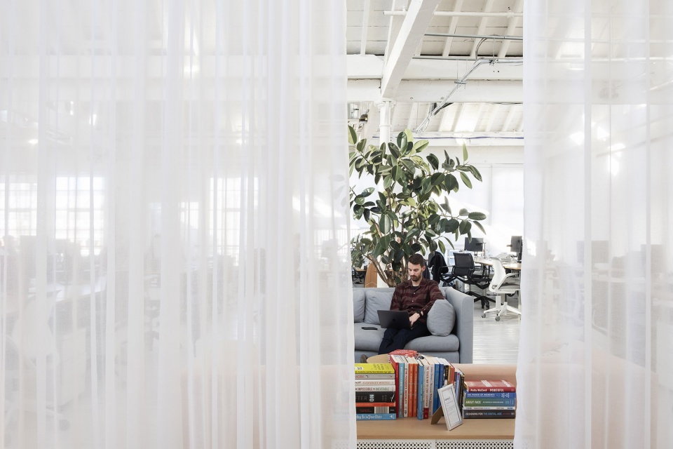 伦敦科技公司可调节式办公空间,灵活利用自然光与绿植-14