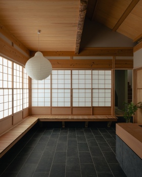 Living in Harmony with the Changing Seasons / Architrip Inc.