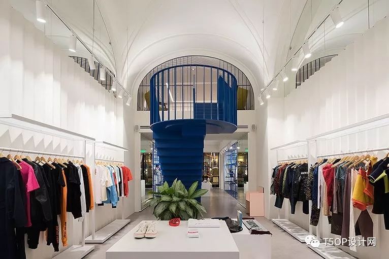 548㎡前莫斯科建筑局改造的时尚商店 | LOGIC-17