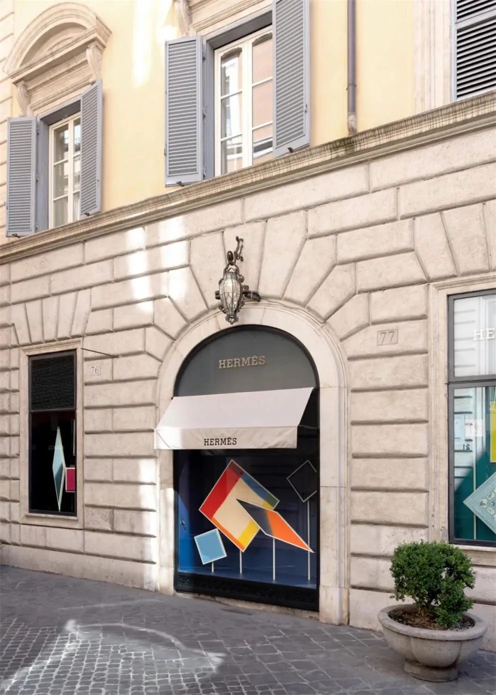 爱马仕 Hermès 丝绸用品新零售快闪店设计丨lisa Ossino Studio-21