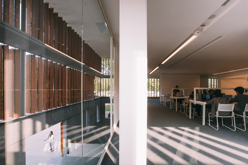 CEPT 大学 Lilavati Lalbhai 图书馆 · 现代叙事与传统结合的阅读空间-34