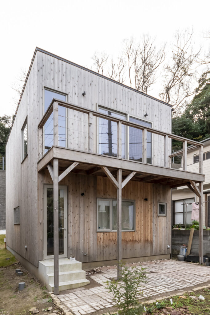 葉山に移り住み、人生が変わった――　ストーリーの詰まった“ふつうではない家” | Architecture | 100%LiFE-14