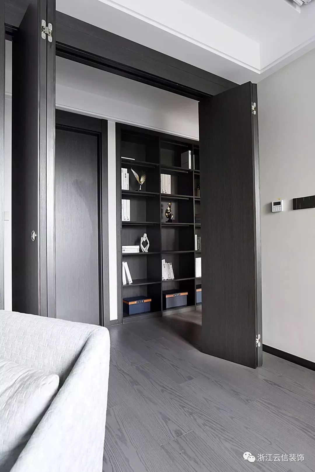 极简黑白灰，打造温馨高级住宅-48