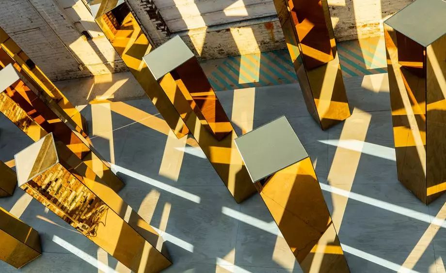 《城市精神》装置，纽约镜像柱营造诗意空间-3