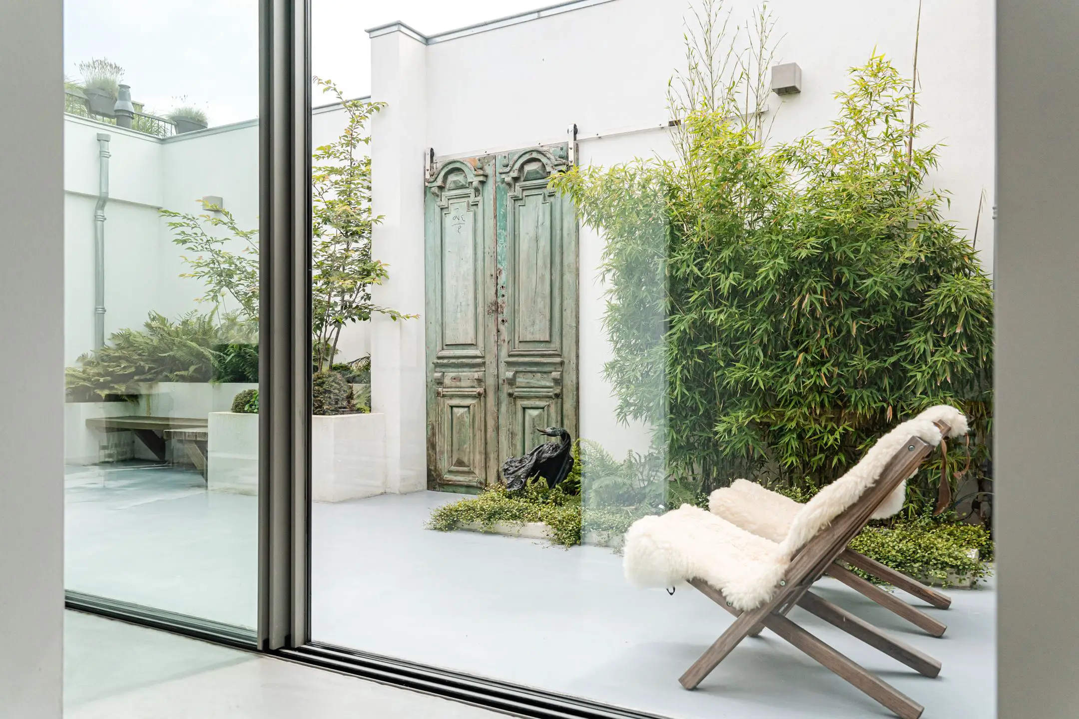 荷兰优雅明亮公寓设计，城市绿意渗透室内-17