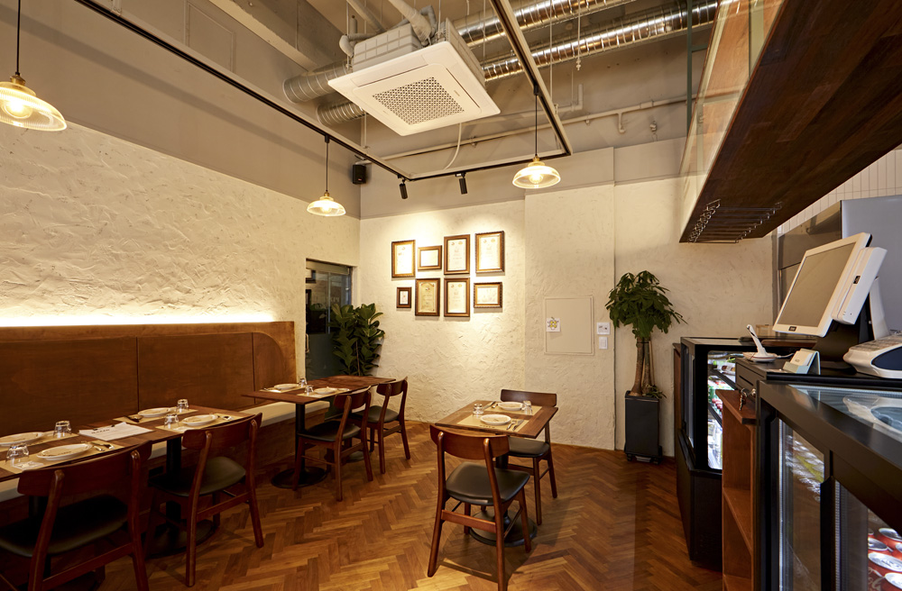 白色与木色交织的 20 平米小空间魔法-10