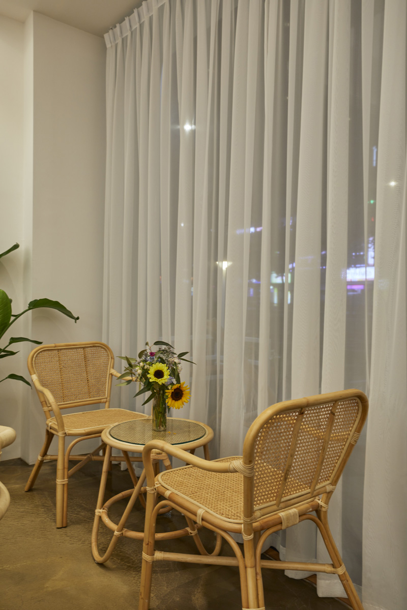 20 平米温馨双色咖啡厅-12