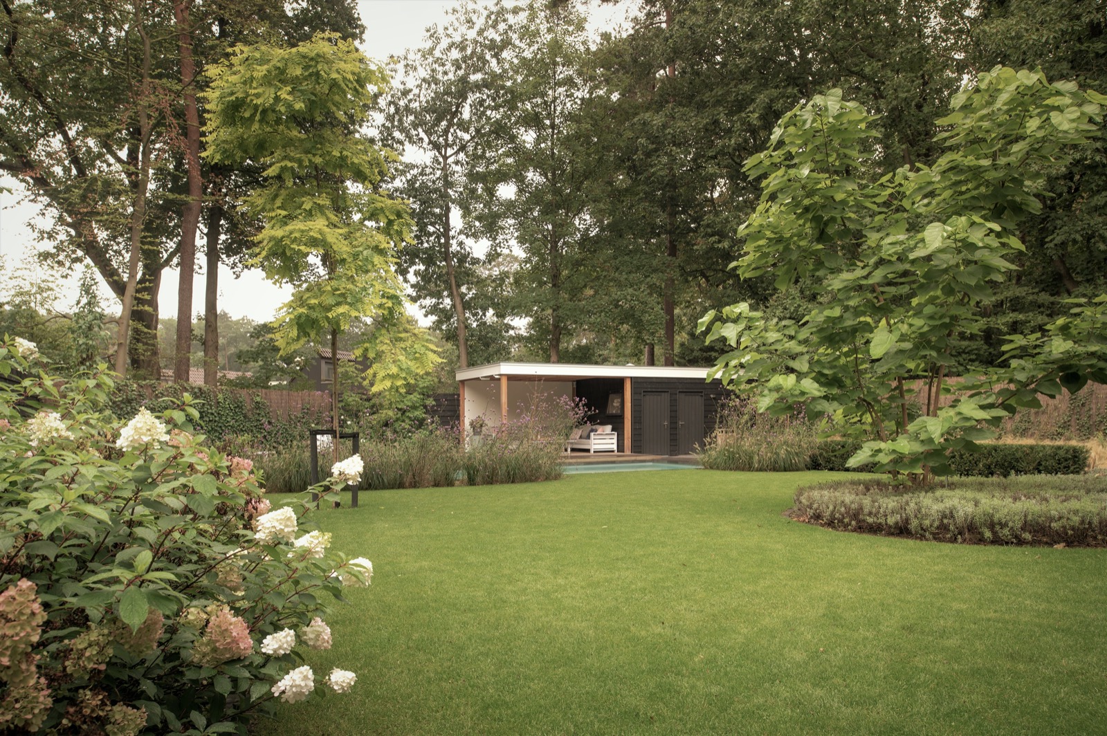 Wellnesstuin met zwembad tussen het groen in Zeist - HOOG.design - Exclusive living inspiration-6