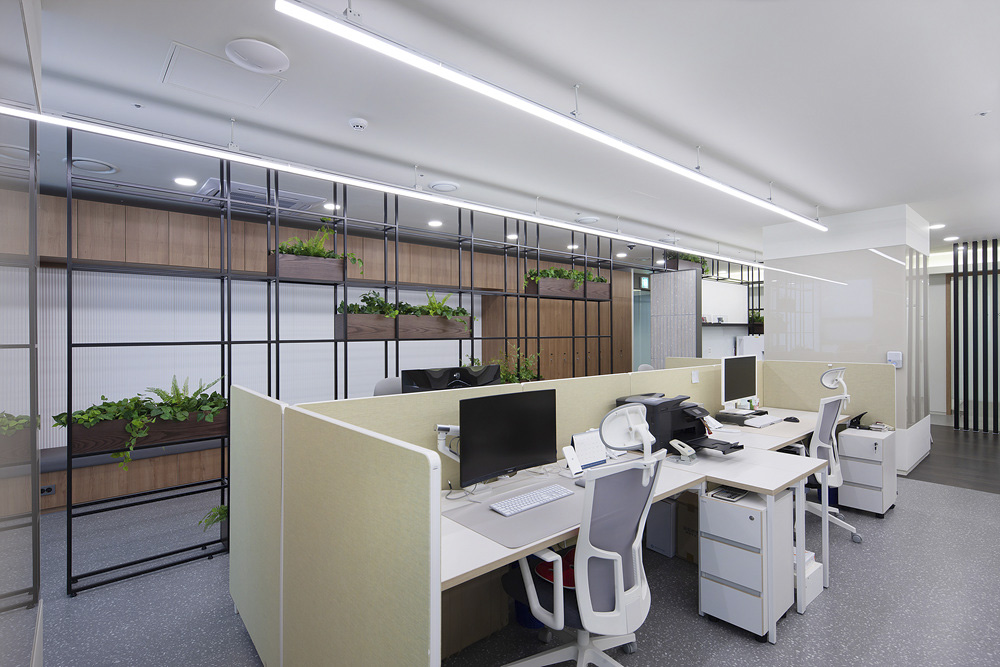 白色调打造 75 平米时尚办公空间-8