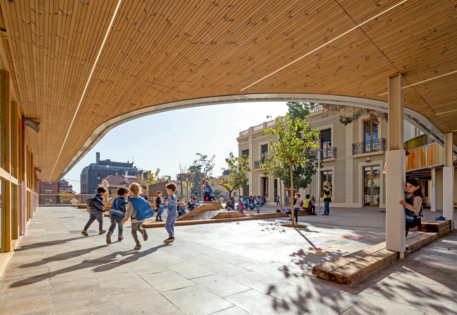 巴塞罗那幼儿园设计 · 色彩缤纷的铝制外墙-15