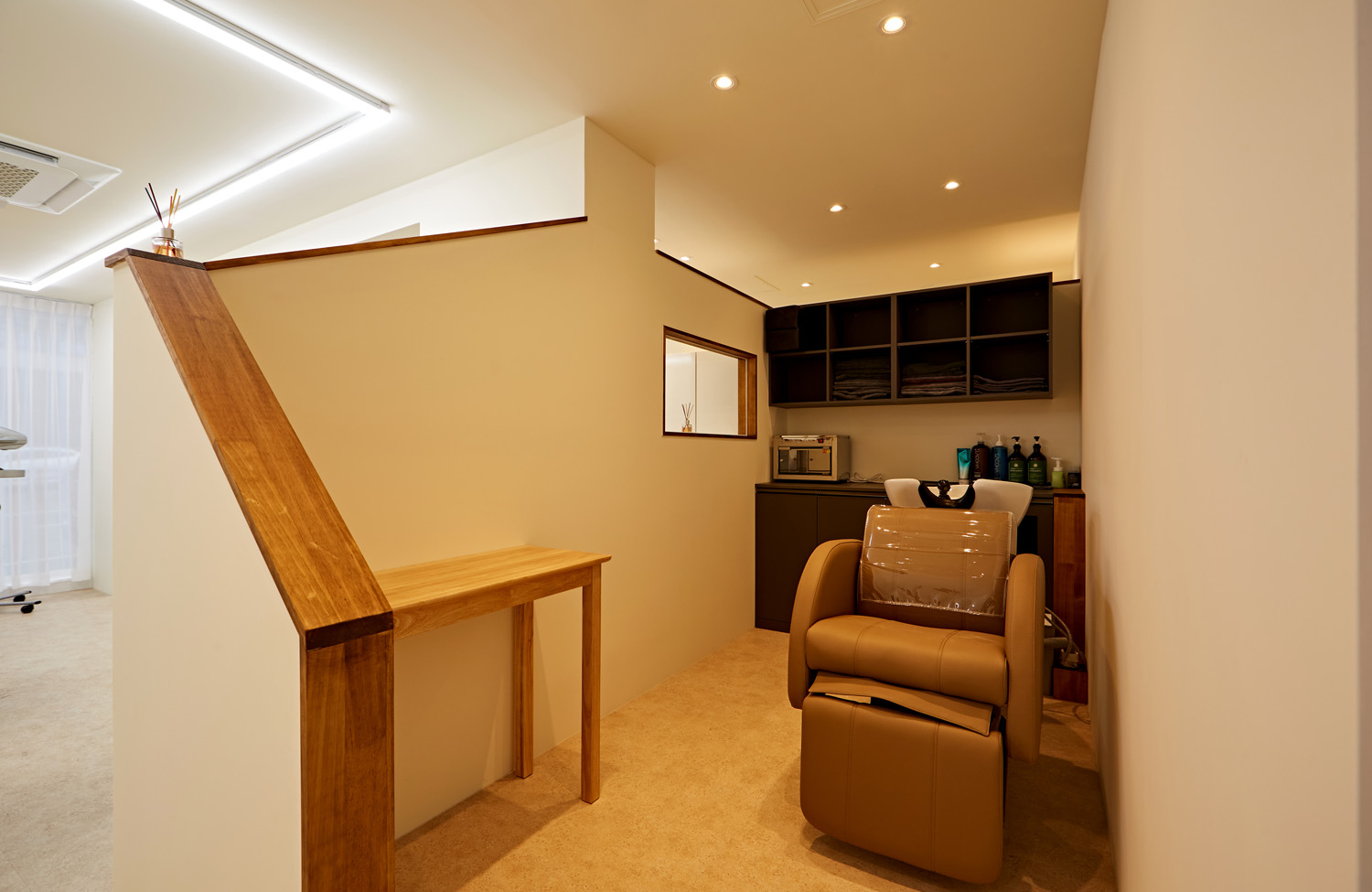 白色与木纹的极简美容室设计-12