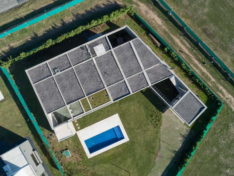 阿根廷科尔多瓦阳光住宅,融入自然的现代设计-7