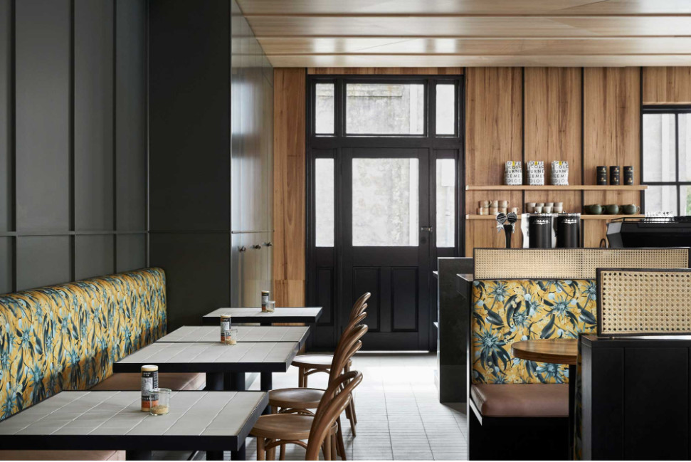 金色的;金黄色的;金的;金制的-139