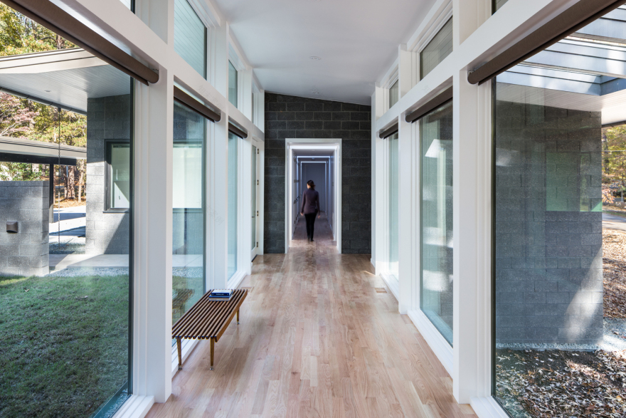 郊区森林中的私密玻璃住宅-29