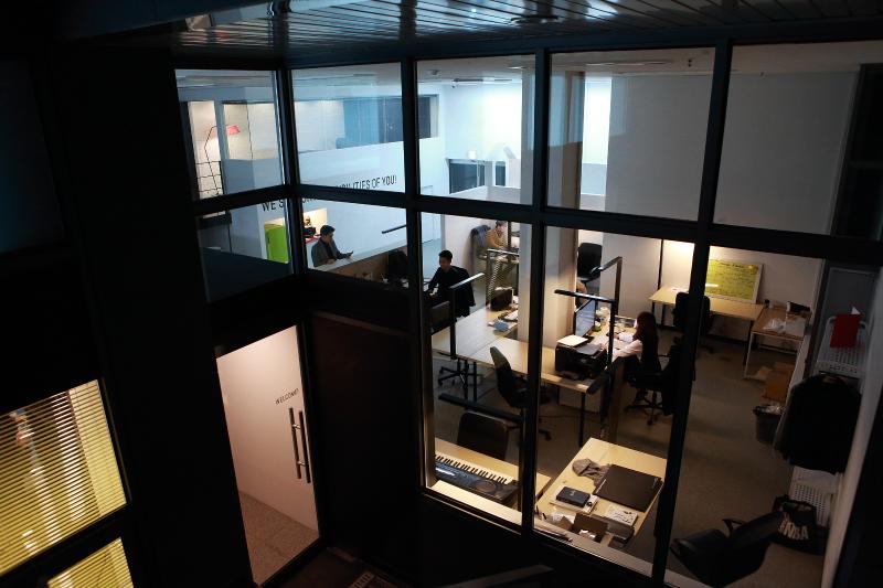 简约白诠释优雅办公空间-17