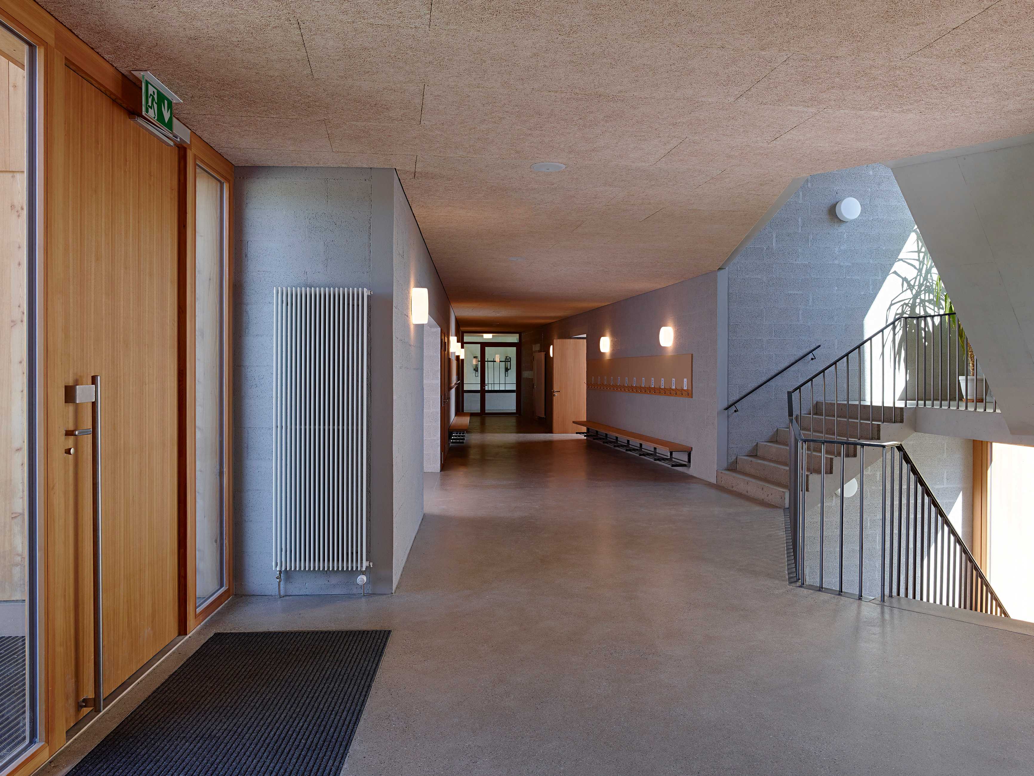 融入乡村景观的玻璃学校-5