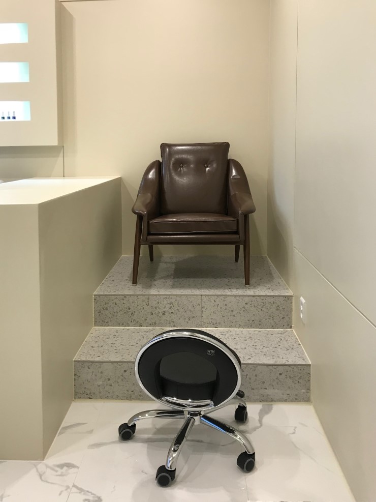 十坪纯净空间，玻璃展示柜的巧妙运用-7